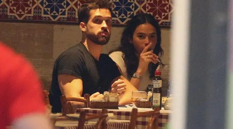 Bruna Marquezine e João Guilherme são flagrados jantando juntos no Rio