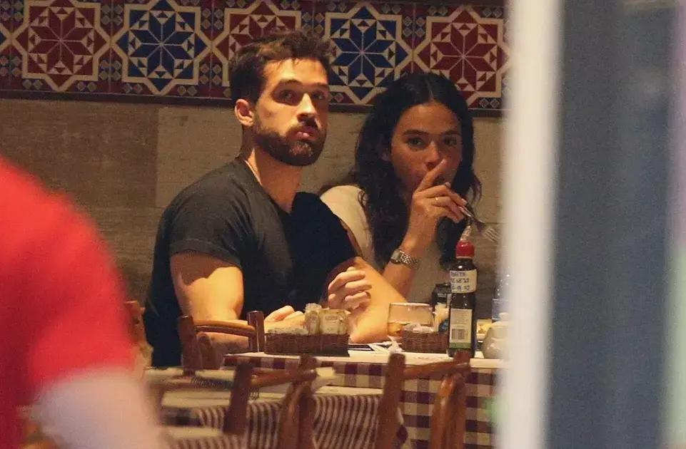 Bruna Marquezine e João Guilherme são flagrados jantando juntos no Rio