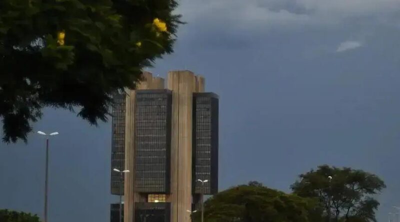 Ofensiva do Centrão ameaça autonomia do Banco Central e pressiona economia